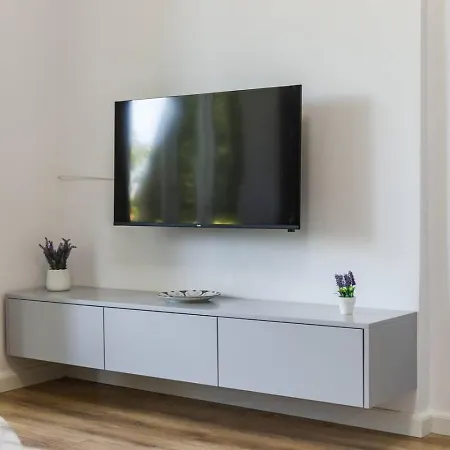 1br Near Main Square By Pikhost * 티라나