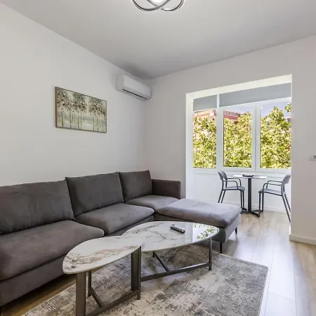 1br Near Main Square By Pikhost * 티라나