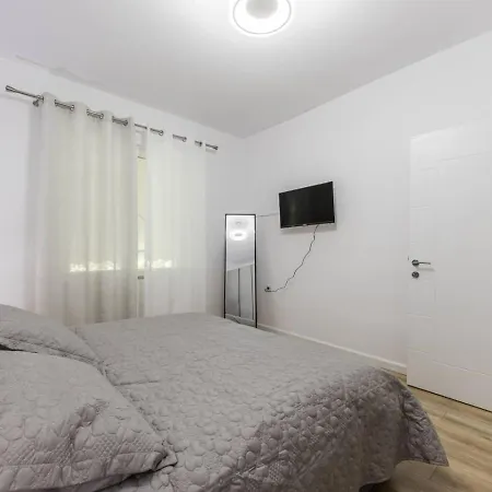 1br Near Main Square By Pikhost * 티라나