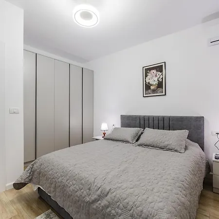 1br Near Main Square By Pikhost 아파트 티라나