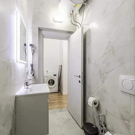 1br Near Main Square By Pikhost 티라나