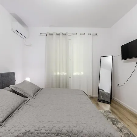 1br Near Main Square By Pikhost 티라나